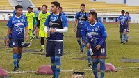 Persib Bandung resmi memperpanjang kontrak Esteban Vizcarra dan Gian Zola Nasrulloh, setelah mendapat rekomendasi pelatih Robert Alberts. (Bola.com/Erwin Snaz)
