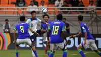 Kekalahan tipis 1-2 Timnas Inggris U-17 dari Timnas Brasil U-17 pada laga ketiga Grup C di Jakarta International Stadium, Jumat (17/11/2023) tetap meloloskan Three Lions Muda ke babak 16 Besar Piala Dunia U-17 2023 dengan status juara grup. Ketiga tim yang lolos ke babak 16 Besar dari Grup C, Inggris, Senegal dan Iran semuanya mengoleksi 6 poin, hasil dari dua kali menang dan sekali kalah. Selisih gol akhirnya menjadi pembeda untuk menentukan Inggris di posisi puncak, Senegal di posisi kedua dan Iran di peringkat ketiga. Kaledonia Baru duduk di posisi buncit tanpa memperoleh poin usai tiga kali kalah tanpa mencetak satu gol pun dan kebobolan 24 gol. (Bola.com/Ikhwan Yanuar)