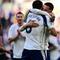 Para pemain Tottenham Hotspur merayakan kemenangan di lapangan setelah pertandingan Liga Inggris antara Tottenham Hotspur dan Everton di Stadion Tottenham Hotspur di London, pada 24 Mei 2026. Tottenham memenangkan pertandingan 1-0 dan terhindar dari degradasi. (Ben STANSALL/AFP)
