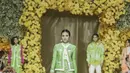 Marsha Aruan tampil stunning dengan outfit hijau. Ia memadukan blazer dengan full pattern pants. (Credits/Tim Muara Bagdja).