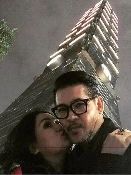 Cinta yang telah lama bersemi itu kemudian dikukuhkan dalam ikatan pernikahan setelah pulang menyelesaikan pendidikan. Ferry Salim menikahi Merry Prakasa di Jakarta pada 14 Oktober 1995. (Instagram/ferrysal1m)