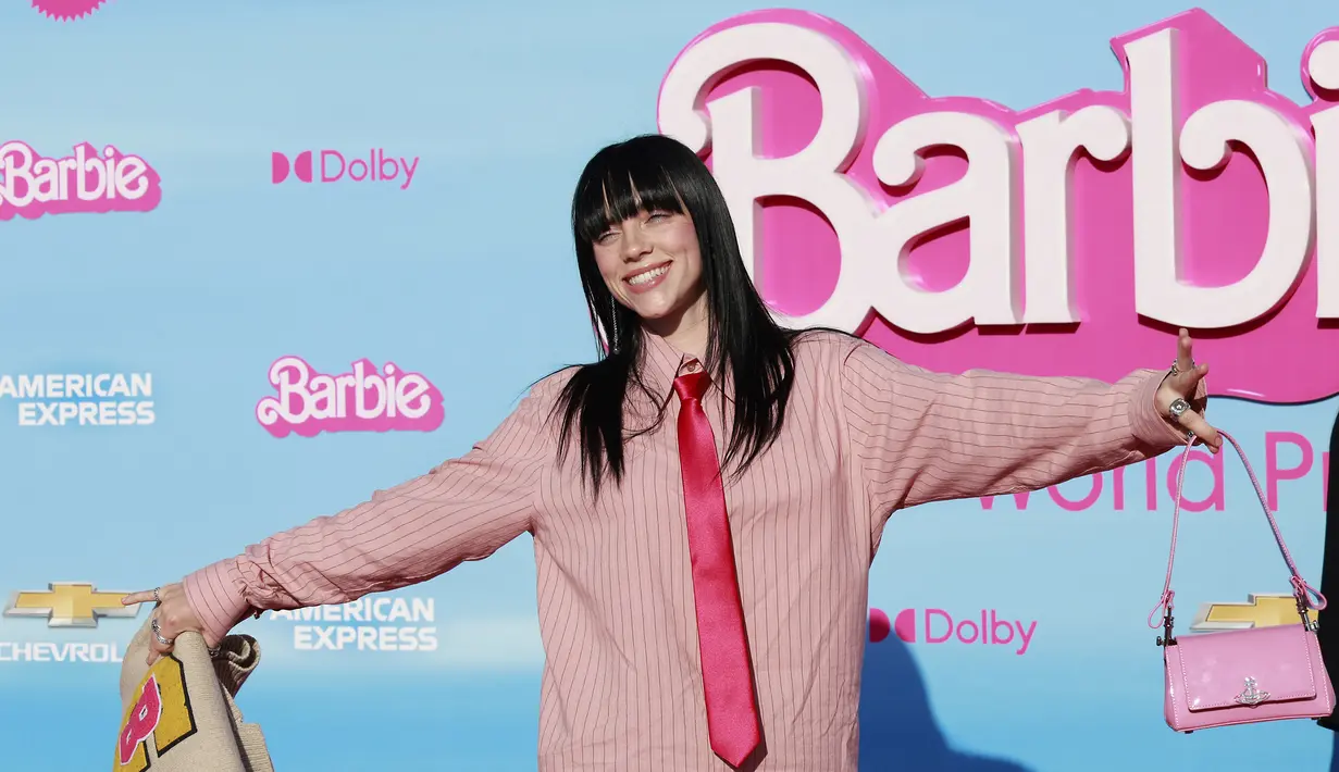 Penyanyi/penulis lagu AS Billie Eilish berpose saat tiba menghadiri pemutaran perdana film "Barbie" di Shrine Auditorium di Los Angeles, pada 9 Juli 2023. (AFP/Michael Trans)
