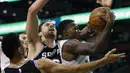 Pebasket Boston Celtics, Terry Rozier, berusaha menghindari penjagaan pebasket San Antonio Spurs pada laga NBA di TD Garden, Boston, Senin (30/10/2017). Celtics menang 108-94 atas Spurs. (AP/Michael Dwyer)