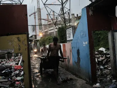 Warga saat mengevakuasi barang dari rumah mereka yang dibongkar di Kampung Bayam, Kelurahan Papanggo, Tanjung Priok, Jakarta, Rabu (21/10/2020). Sebanyak 369 kepala keluarga di RT 10 RW 08 Kelurahan Papanggo tergusur pembangunan Jakarta Intenational Stadium (JIS). (merdeka.com/Iqbal S. Nugroho)