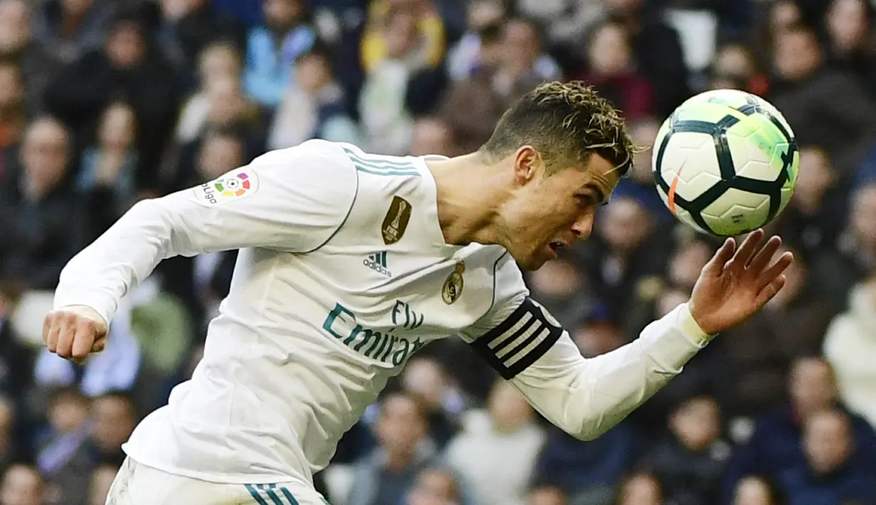Cristiano Ronaldo - CR7 menempati urutan teratas sebagai penyumbang gol terbanyak Real Madrid di ajang Liga Champions. Pemain yang juga dijuluki Mr. Champions itu tercatat telah mencetak 105 gol untuk Los Blancos. (AFP/Pierre-Philippe Marcou)
