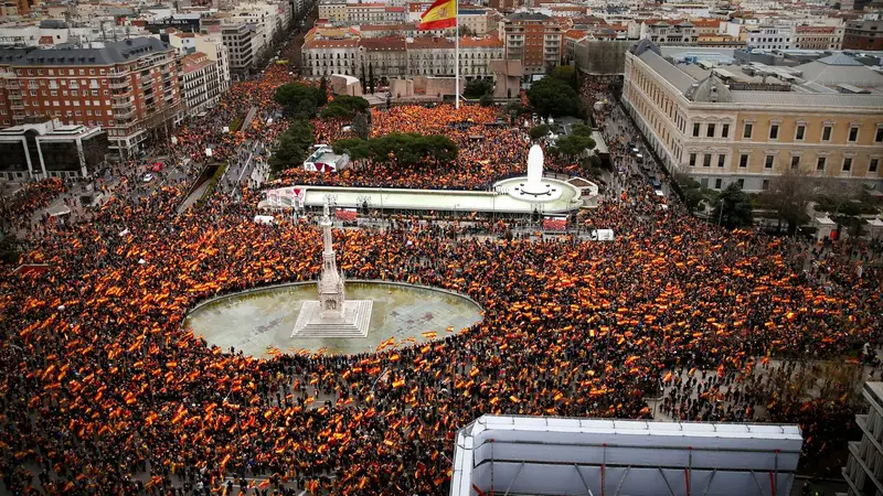 Ribuan demonstran berkumpul di Madrid untuk melakukan protes oleh partai-partai sayap kanan yang menentang rencana pemerintah Spanyol untuk meredakan ketegangan di wilayah Catalonia. (AP)
