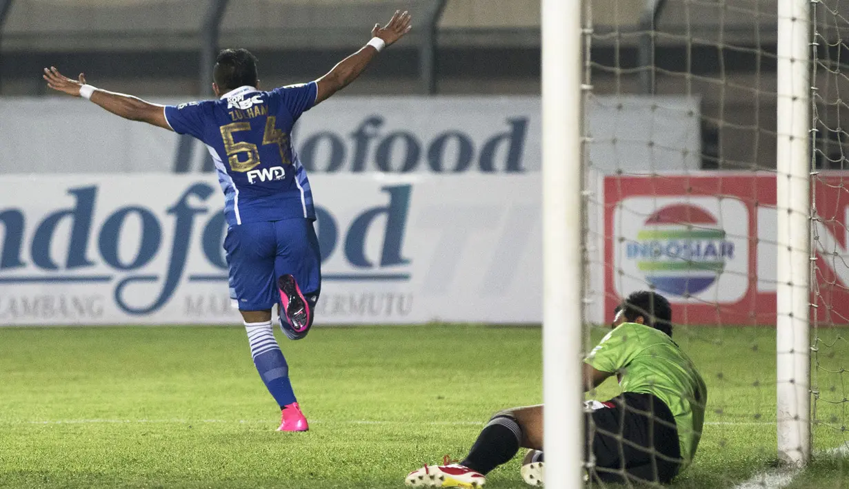 Pemain Persib, Zulham Zamrun merayakan gol ketiga yang dicetaknya ke gawang Martapura F.C pada laga Piala Presiden di Stadion Si Jalak Harupat, Bandung, Kamis (10/9/2015). (Bola.com/Vitalis Yogi Trisna)