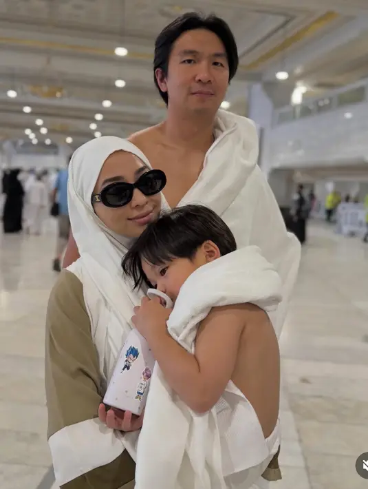 Tak hanya bersama suami dan ibunya, Nikita Willy pun tampak menggendong putra pertamanya. Issa.  Niki pun mengenakan baju panjang lengan coklat dipadu kerudung putih panjangnya. Ia pun memilih mengenakan kacamata hitam Celine. [@yorafebrina]