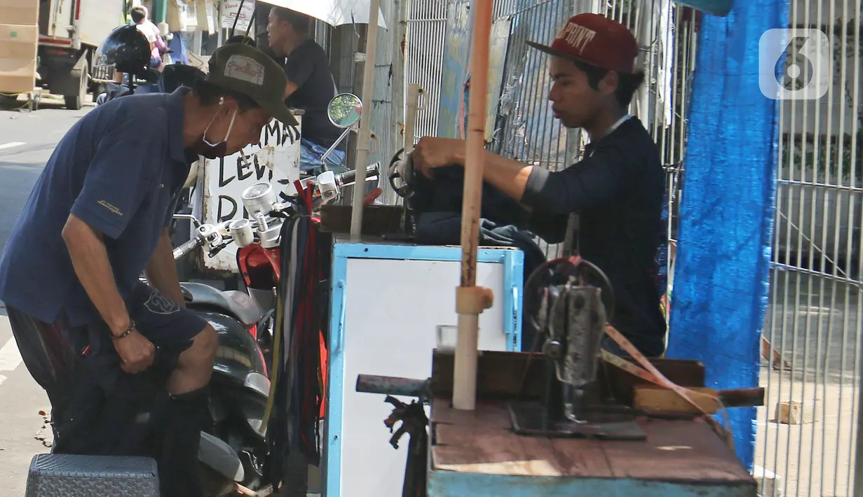 Penjahit menyelesaikan jahitan di kawasan Lenteng Agung, Jakarta, Sabtu (12/06/2021). Berdasarkan data Kemenko Perekonomian per 8 Juni 2021, presentase realisasi anggaran program Pemulihan Ekonomi Nasional (PEN) 2021 masih cukup rendah. (Liputan6.com/Herman Zakharia)