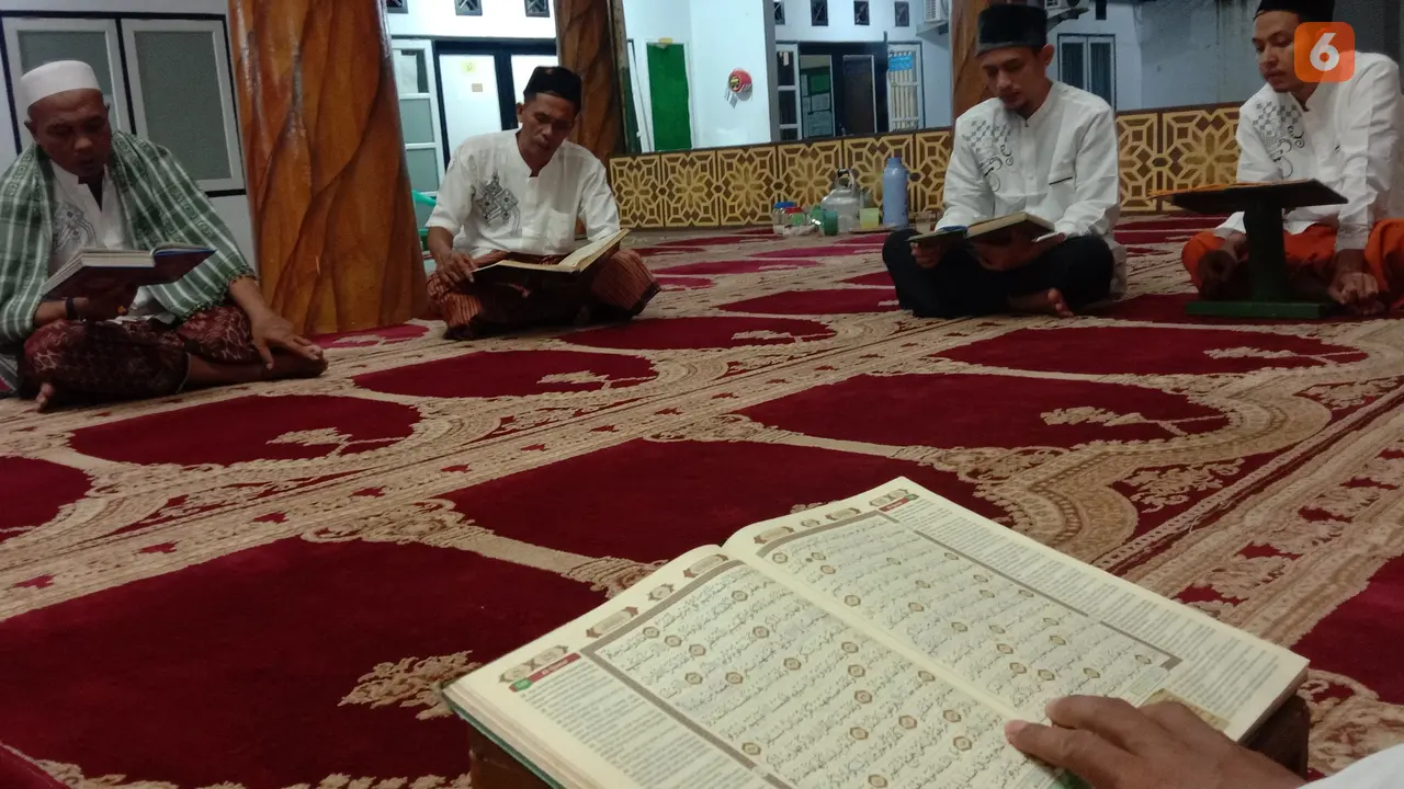 Para WBP Lapas Kelas IIA Serang Berburu Berkah Nuzulul Qur'an Di 10 Malam Terakhir Ramadhan. (Rabu, 27/04/2022). (Liputan6.com/Yandhi Deslatama).