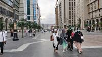 Potret jemaah haji Indonesia saling bergandengan saat menuju ke Masjid Nabawi, Madinah atau pulang ke hotel. Mereka saling menjaga, terutama kepada jemaah lansia. (FOTO: MCH PPIH ARAB SAUDI 2023)