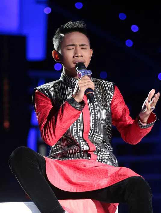 Saat membawakan lagu 'Muskurane', Rafly terlihat sangat menjiwai dalam lagu yang menceritakan tentang cinta seorang pria tersebut. (Adrian Putra/Bintang.com)