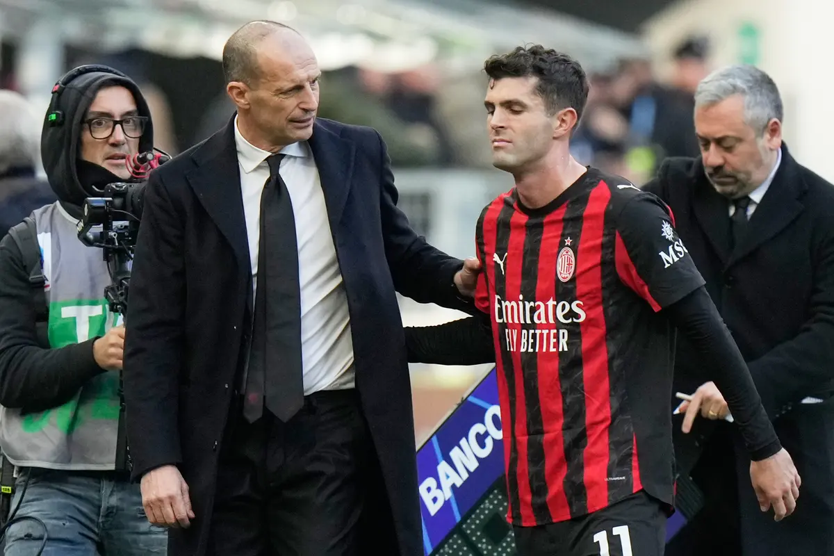 Pelatih AC Milan, Massimiliano Allegri, berbicara dengan pemain AC Milan, Christian Pulisic