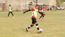 Pemain FC Bekasi City, Ismed Sofyan, menggiring bola saat mengikuti sesi latihan di Lapangan Harin, Tengerang Selatan, Rabu (7/9/2023). Legenda Persija Jakarta ini tampak masih serius dan semangat mengikuti sesi latihan meski usianya telah menginjak 44 tahun. (Bola.com/M Iqbal Ichsan)