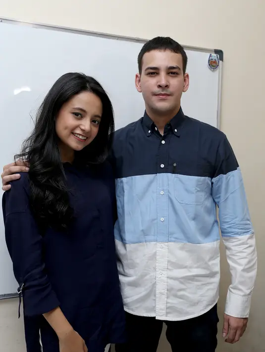 Ketika ditanyakan tentang rencana menikah, Riza pun menjawab jika dirinya belum memiliki target. Ia ingin menjalani hubungannya dengan Cipy yang masih kuliah dan ingin bekerja terlebih dahulu, barulah memikirkan rencana ke depan. (Andy Masela/Bintang.com)