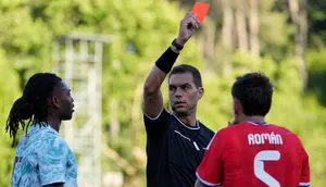 Wasit Luca Zufferli memberikan kartu merah kepada pemain Portugal, Rafael Leao, kiri, dan pemain Chile, Ivan Roman, selama pertandingan persahabatan internasional antara Portugal dan Chile di Oeiras, di luar Lisbon, Sabtu, 6 Juni 2026. (AP Photo/Armando Franca)