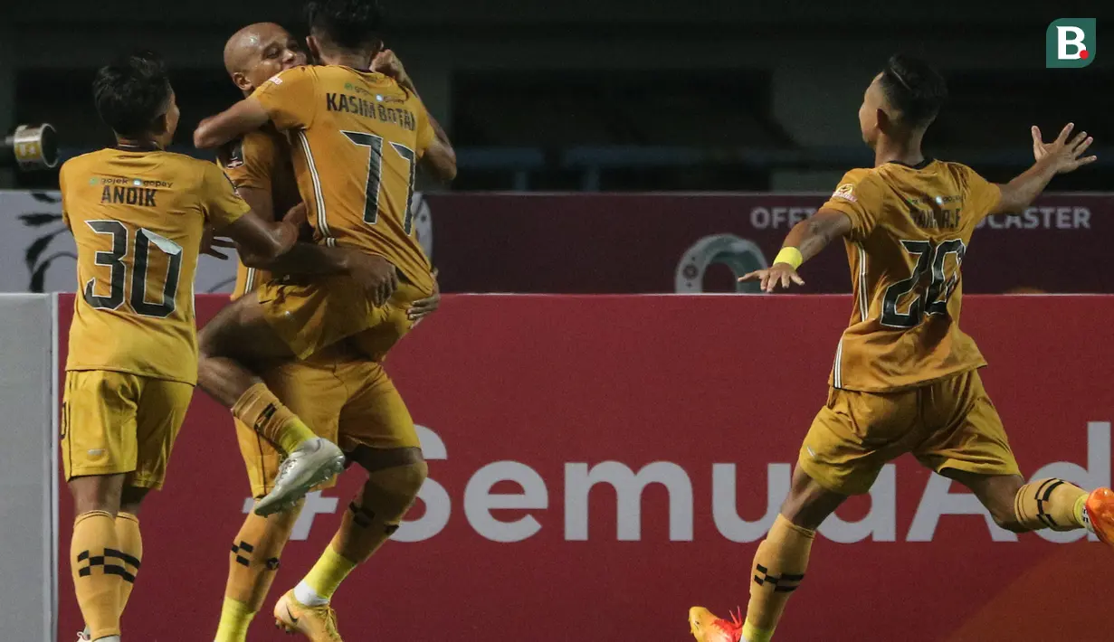 Persebaya malah harus kebobolan jelang laga bubar. Anderson Salles memanfaatkan miskomunikasi di barisan pertahanan Persebaya yang menghasilkan gol penyeimbang bagi The Guardian.(Bola.com/Bagaskara Lazuardi)