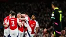 Oleksandr Zinchenko (tengah) merayakan dengan rekan setimnya setelah mencetak gol pertama untuk Arsenal pada pertandingan leg kedua 16 besar Liga Champions 2024/2025 melawan PSV Eindhoven yang digelar di Emirates Stadium, London, pada 12 Maret 2025 waktu setempat atau Kamis (13/3/2025) dini hari WIB. (Glyn KIRK/AFP)