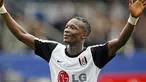 Ekspresi terima kasih bek Fulham asal Ghana, John Pantsil kepada para fans klub seusai laga perdana EPL melawan Portsmouth di Fratton Park, 15 Agustus 2009. AFP PHOTO/Glyn Kirk 