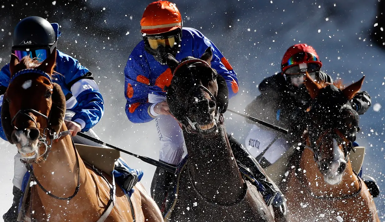 Para peserta saling memacu kudanya saat lomba flat race selama pacuan kuda White Turf di danau beku, Saint Moritz, Swiss, 17 Februari 2019. Pacuan kuda White Turf pertama kali diadakan pada 1907 oleh kaum bangsawan Eropa. (STEFAN WERMUTH / AFP)