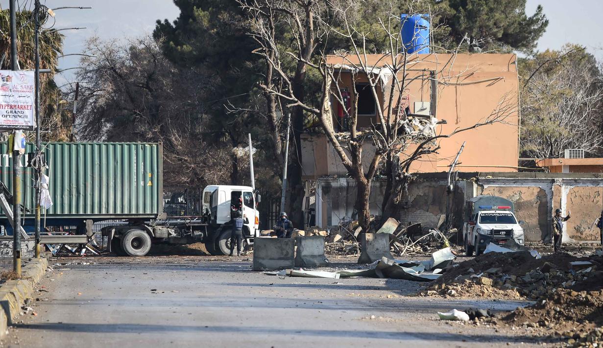 Serangan terjadi sehari setelah militer Pakistan mengumumkan bahwa pihaknya telah menewaskan 41 pemberontak dalam dua operasi terpisah di Balochistan. Tampak dalam foto, personel keamanan berdiri di lokasi ledakan di Quetta pada 1 Februari 2026, sehari setelah serangan oleh separatis Baloch. (Banaras KHAN/AFP)