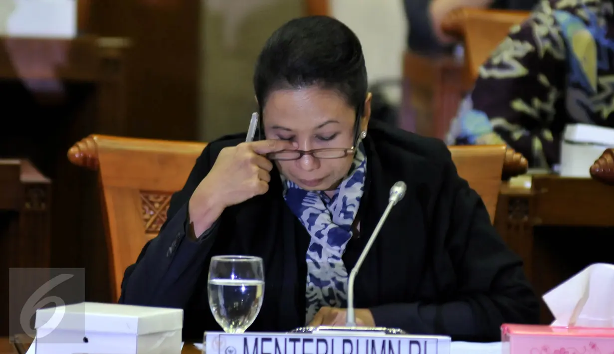 Menteri BUMN Rini Soemarno saat mengikuti Rapat Kerja dengan Komisi VI, Jakarta, Selasa (6/10/2015). Komisi VI menyetujui tambahan penyertaan modal negara (PMN) kepada 23 BUMN senilai Rp.34,32 triliun.(Liputan6.com/Johan Tallo)