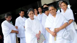 Lia Aminnuddin datang menyambangi kantor KPK bersama dengan jamaahnya, Jakarta, Senin (16/2/15). Kedatangan LIa Eden untuk mendoakan KPK.(Liputan6.com/Faisal R syam)