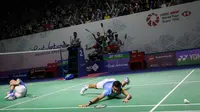 Ganda putra Indonesia, Pramudya Kusumawardana/Yeremia Erich Yoche Yacob Rambitan, jatuh bangun dalam laga perempat final Indonesia Open 2022 di Istora Gelora Bung Karno, Senayan, Jumat (17/6/2022). Kemenangan di depan mata harus lenyap karena Yeremia mengalami cedera lutut dan kalah 21-14, 12-21, 20-22. (Bola.com/Bagaskara Lazuardi)