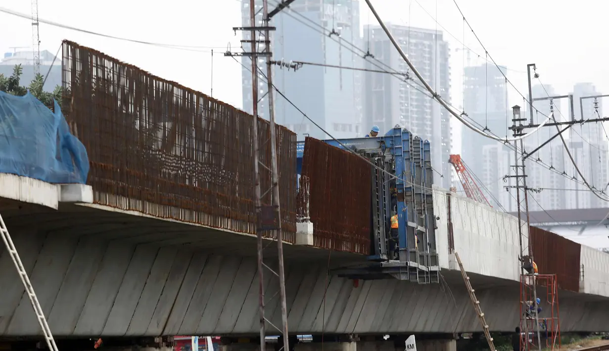 Pekerja melakukan proses pembangunan kontruksi jalur DTT di Jakarta, Jumat (13/4). Menhub Budi Karya Sumadi menargetkan penyelesaian pembangunan proyek infrastruktur jalur DDT Manggarai- Cikarang selesai pada 2020. (Liputan6.com/Johan Tallo)
