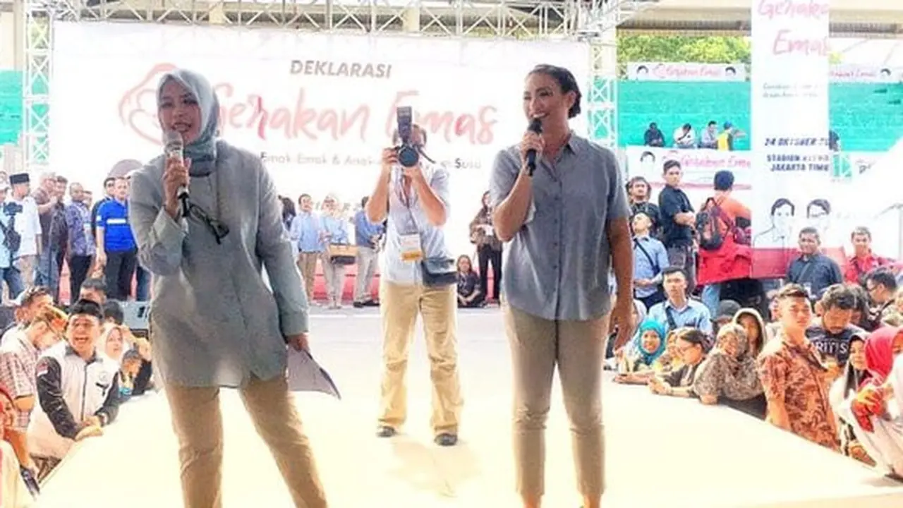 Anggota DPR RI Fraksi Gerindra Rahayu Saraswati Djojohadikusumo bersama istri Sandiaga Uno, Nur Asia Uno saat menghadiri acara Gerakan Emas. ©2018 Merdeka.com/istimewa