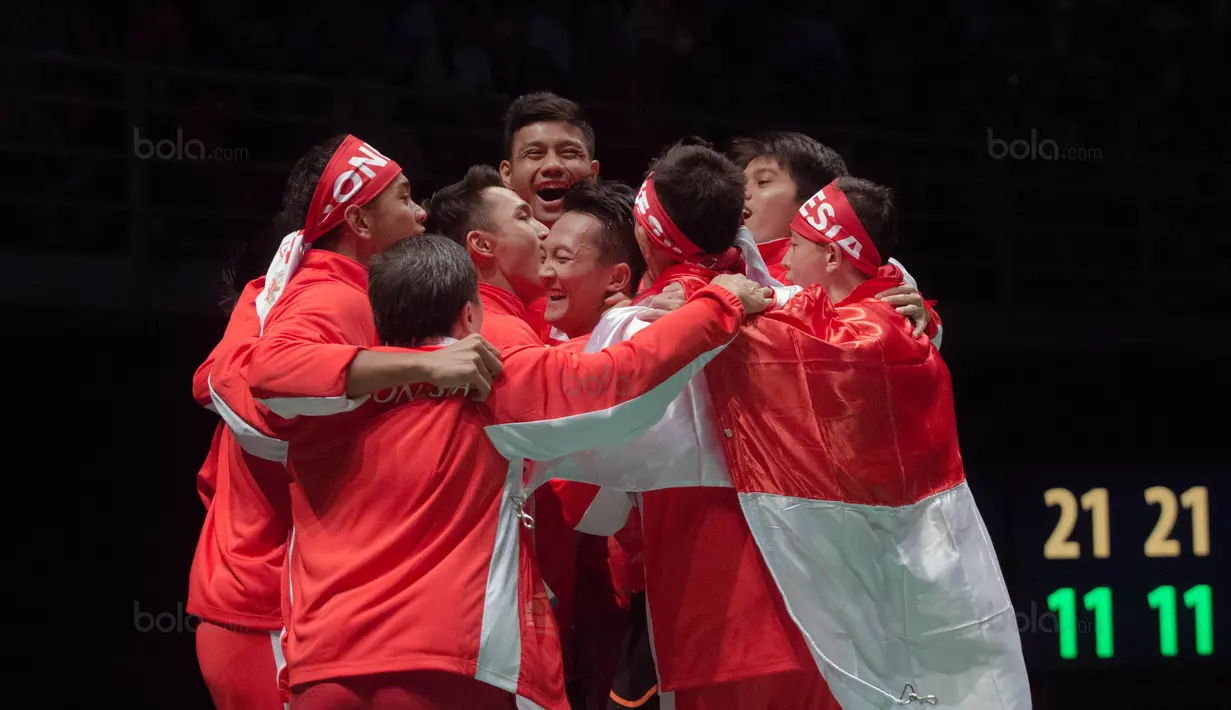 Tim Bulutangkis beregu putra Indonesia berpelukan usai menang atas Malaysia 3-0 pada final bulu tangkis beregu putra SEA Games 2017 di Axiata Arena, Malaysia, Kamis (24/8/2017). Indonesia meraih medali emas. (Bola.com/Liputan6.com/Faizal Fanani)