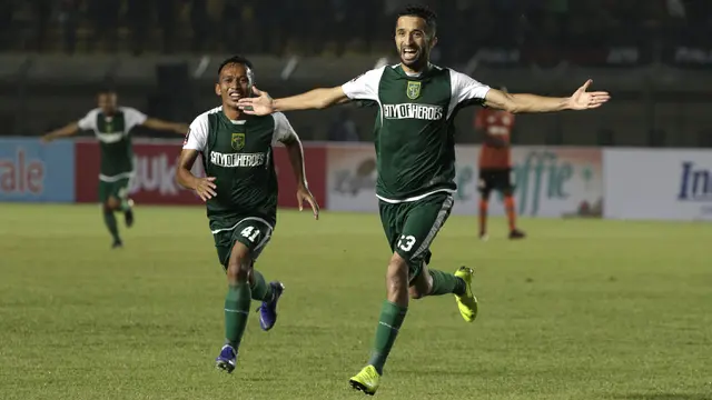 Striker Persebaya Surabaya, Manuchehr Jalilov, merayakan gol yang dicetaknya ke gawang Perseru Serui pada laga Piala Presiden 2019. (Bola.com/Yoppy Renato)