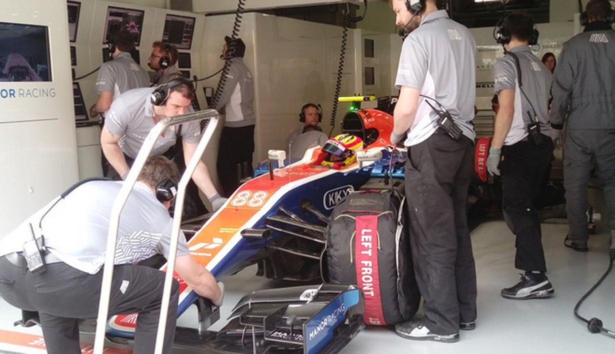 Pebalap Manor Racing asal Indonesia, Rio Haryanto, bersiap mengikuti latihan bebas kedua F1 GP China di Sirkuit Internasional Shanghai, China, Jumat (15/4/2016). (Bola.com/Twitter/Manorracing)