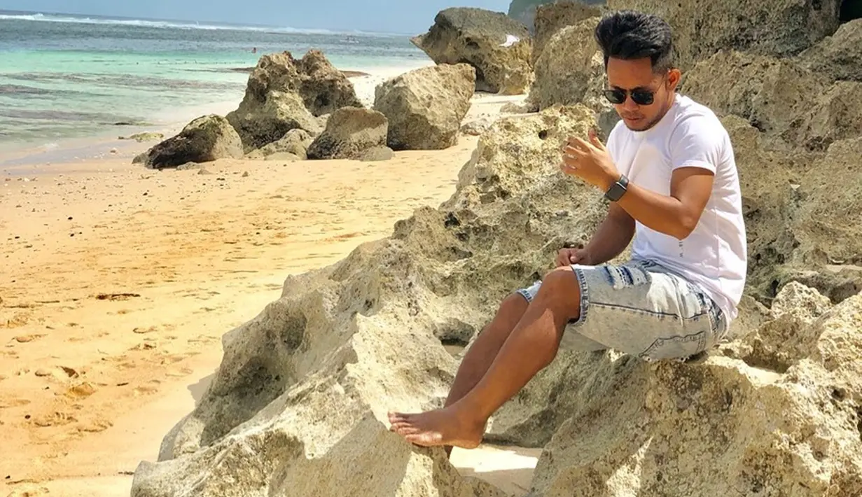 Pada awalnya Andik Vermansah tidak diizinkan untuk mengejar karier sepak bola. Namun, Andik Vermansah sangat termotivas dan tidak mudah putus asa.(Liputan6.com/IG/@Andikvermansah)