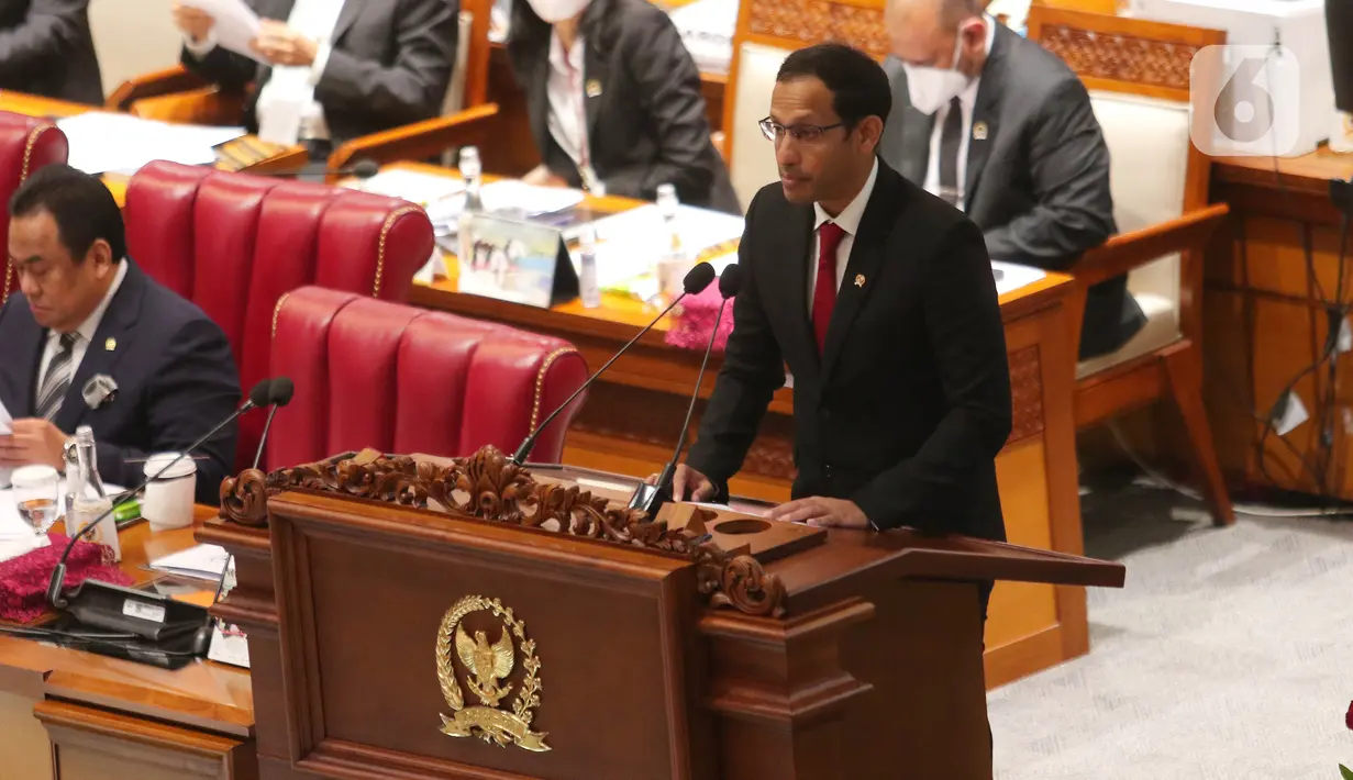 Menteri Pendidikan dan Kebudayaan Nadiem Makarim membacakan laporan pemerintah terkait RUU tentang pendidikan dan layanan psikologi pada rapat paripurna ke-28 masa persidangan V tahun 2021-2022 di Kompleks Parlemen, Senayan, Jakarta, Kamis (7/7/2022). Rapat Paripurna tersebut mengesahkan RUU tentang pendidikan dan layanan psikologi, dan mengesahkan RUU tentang pemasyarakatan. (Liputan6.com/Angga Yuniar)