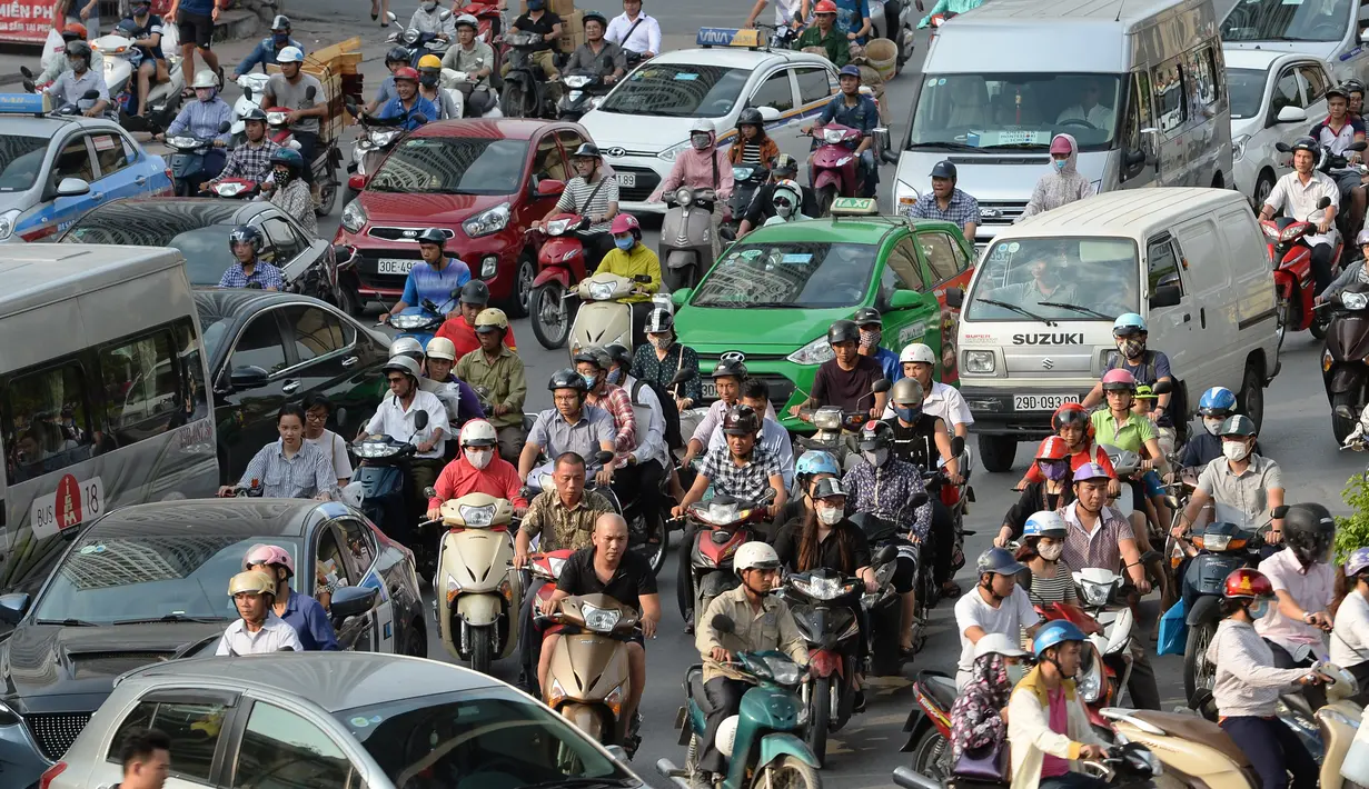 Para pengendara motor mendominasi pada jam sibuk di sebuah jalan di ibu kota Vietnam, 4 Juli 2017. Jalan-jalan di Hanoi diperkirakan disesaki oleh enam juta sepeda motor dalam tiga tahun ke depan, menurut pemerintah kota. (AFP PHOTO/HOANG DINH Nam)