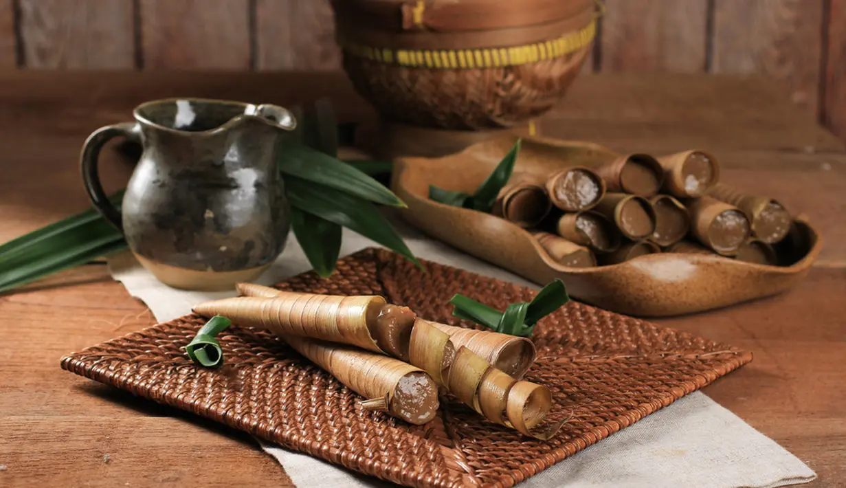 Kue clorot merupakan kue tradisional berbahan tepung beras dengan santan. Rasanya dominan manis dengan sensasi gurih yang enak. Kadang dibungkus daun kelapa atau janur kelapa. (Ika Rahma H/Shutterstock.com)