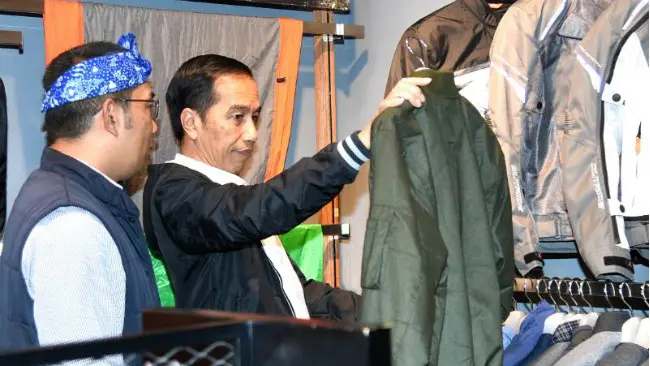 Jokowi beli jaket di Bandung. (Liputan6.com/Biro Pers Presiden)