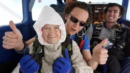 Nenek buyut Irene O’Shea bersiap terjun payung tandem di langit Australia Selatan, 9 Desember 2018. Nenek 102 tahun itu melakukan aksinya guna mengumpulkan dana bagi lembaga amal untuk penyakit syaraf motorik. (Bryce SELLICK, Matt TEAGER/SA Skydiving/AFP)