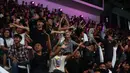 suporter salah satu tim peserta menyanyikan yel-yel saat pertandingan AXIS Nation Cup 2023 yang berlangsung di Istora Senayan, Jakarta, Minggu (15/10/2023). (Bola.com/M Iqbal Ichsan)