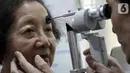 Pasien sedang memeriksa katarak di Jakarta, Kamis (12/12/2019). Pemeriksaan dilakukan untuk mencegah mengeruhnya lensa mata, sehingga membuat penglihatan pasien kabur. (Liputan6.com/HO/Deni)