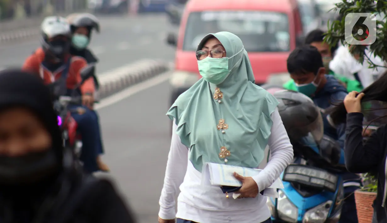 Warga beraktivitas di Jalan Margonda Raya, Depok, Jawa Barat, Minggu (12/4/2020). Menteri Kesehatan menyetujui menerapkan Pembatasan Sosial Berskala Besar (PSBB) di wilayah Kota Depok yang akan dimulai, Rabu (15/4) dalam pencegahan meluasnya COVID-19. (Liputan6.com/Helmi Fithriansyah)