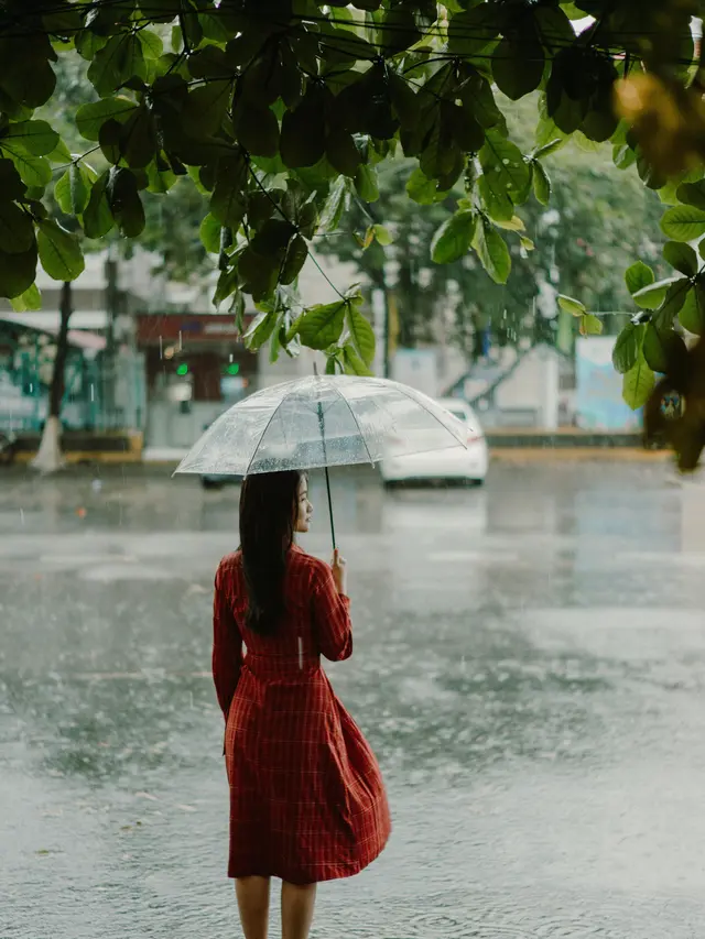 wanita bermain hujan