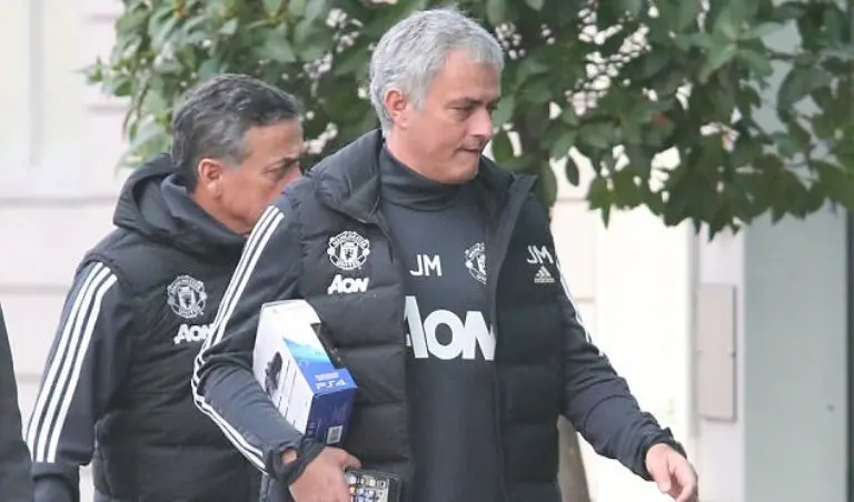 Manajer Manchester United, Jose Mourinho, membawa box konsol PS4 menjelang pertandingan melawan Burnley. (Dok. Daily Mail).