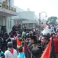 Ribuan massa yang tergabung dalam Aliansi Masyarakat Jabar Peduli Palestina menggelar aksi solidaritas untuk Palestina di depan Gedung Merdeka, Jalan Asia Afrika, Kota Bandung, Jawa Barat, Sabtu (22/5/2021). (Liputan6.com/Huyogo Simbolon)