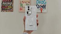 Penampakan Oppo Reno 11 Pro 5G warna white pearl (Liputan6.com/ Agustin Setyo Wardani)