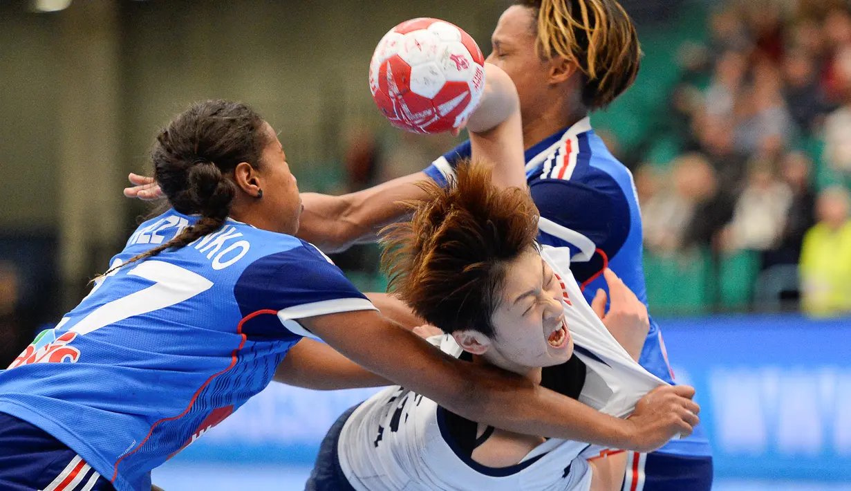 Pemain putri Korea Selatan, Sojeong Yu (tengah), berebut bola dengan pemain Prancis, Estelle Nze Minko (kiri) dan Allison Pineau, dalam Kejuaraan Dunia Bola Tangan 2015 di Sydbank Arena, Kolding, Denmark, (7/12/2015).  (AFP/Jonathan Nackstrand)