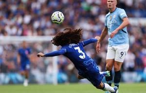 Pemain Chelsea, Marc Cucurella (kiri) berusaha menghalau pemain Manchester City, Erling Haaland pada laga Liga Inggris 2024/2025 di Stamford Bridge, London, Inggris, Minggu (18/08/2024) WIB. (AFP/Adrian Dennis)