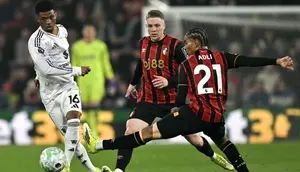 Adrien Truffert Disebut Bek Kiri Terbaik di Premier League, MU Diminta Memboyongnya