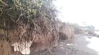 Kain kafan di makam yang terletak di pesisir Pantai Galesong, Telekor Utara, Sulsel menyembul keluar karena abrasi. (ASP dan Walhi Sulsel for JawaPos,com)
